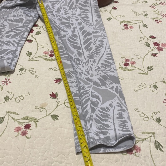 Alo Yoga Palm Springs airbrushed white leggings leaves stripes women's medium - Picture 6 of 11